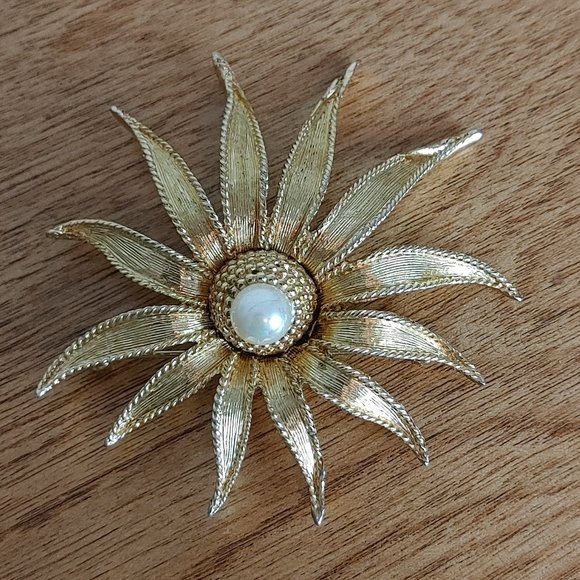 Vintage Marcel Boucher Brooch #7441 Gold Floral with Faux Pearl Center - Picture 4 of 10